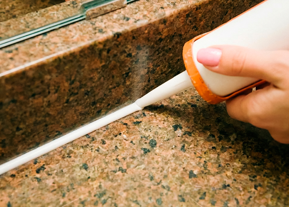 Нанесення білого силіконового герметика у ванній кімнаті Нанесення білого силіконового герметика у ванній кімнаті