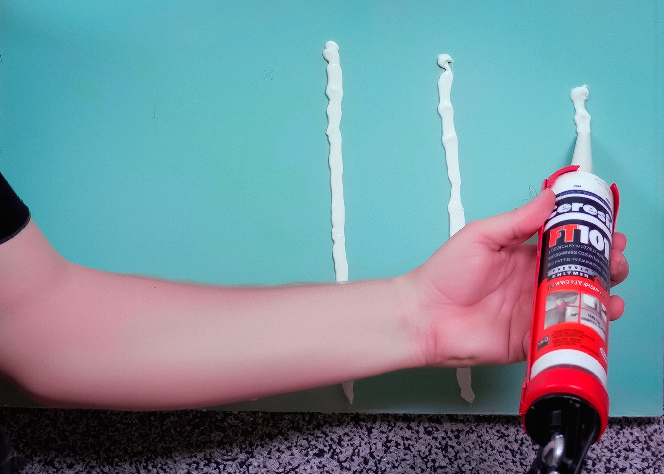 Нанесение клей-герметика Ceresit FT 101 полосами на панель