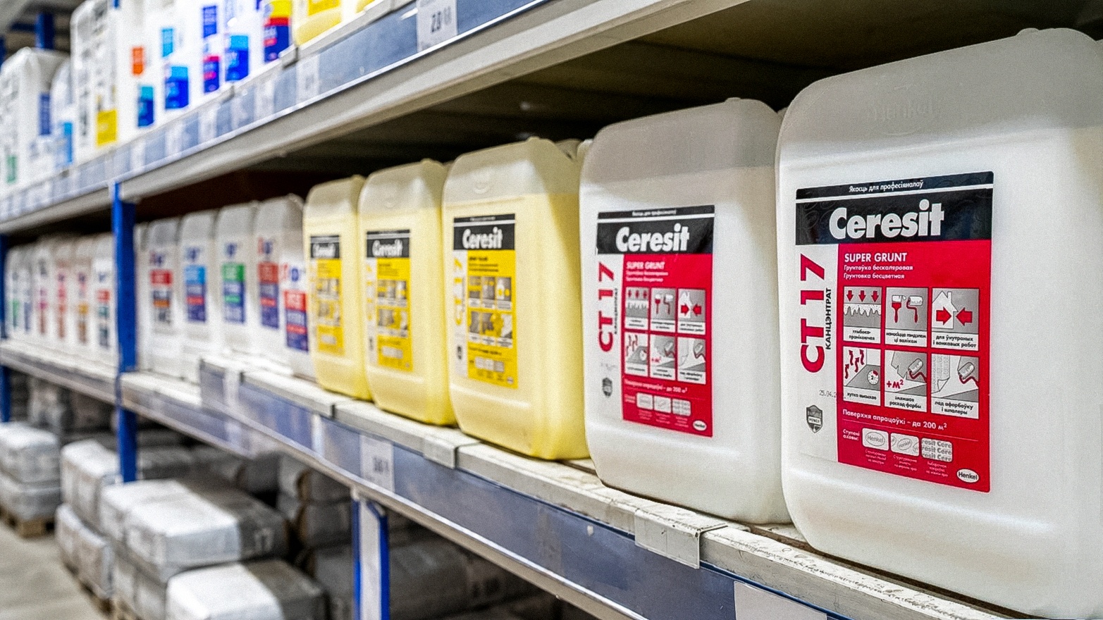 Ґрунтовки для стін Ceresit CT 17 на полиці магазину