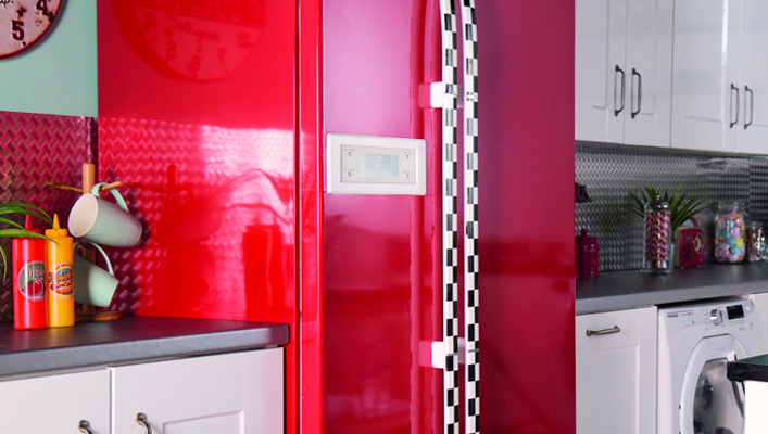 Холодильник оклеен красной самоклейкой